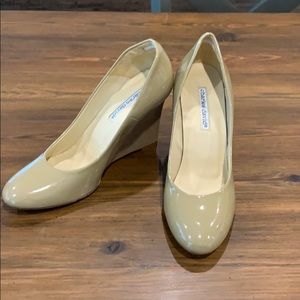 Charles David Patent Leather -taupe wedges, Sz9